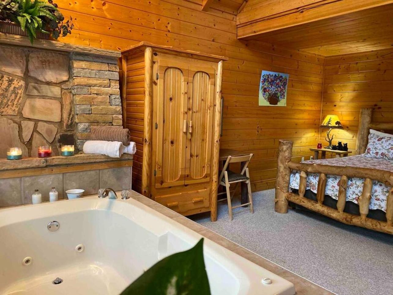 Romantic, Honeymoon Cabin In The Smokies! Гатлінбург Екстер'єр фото