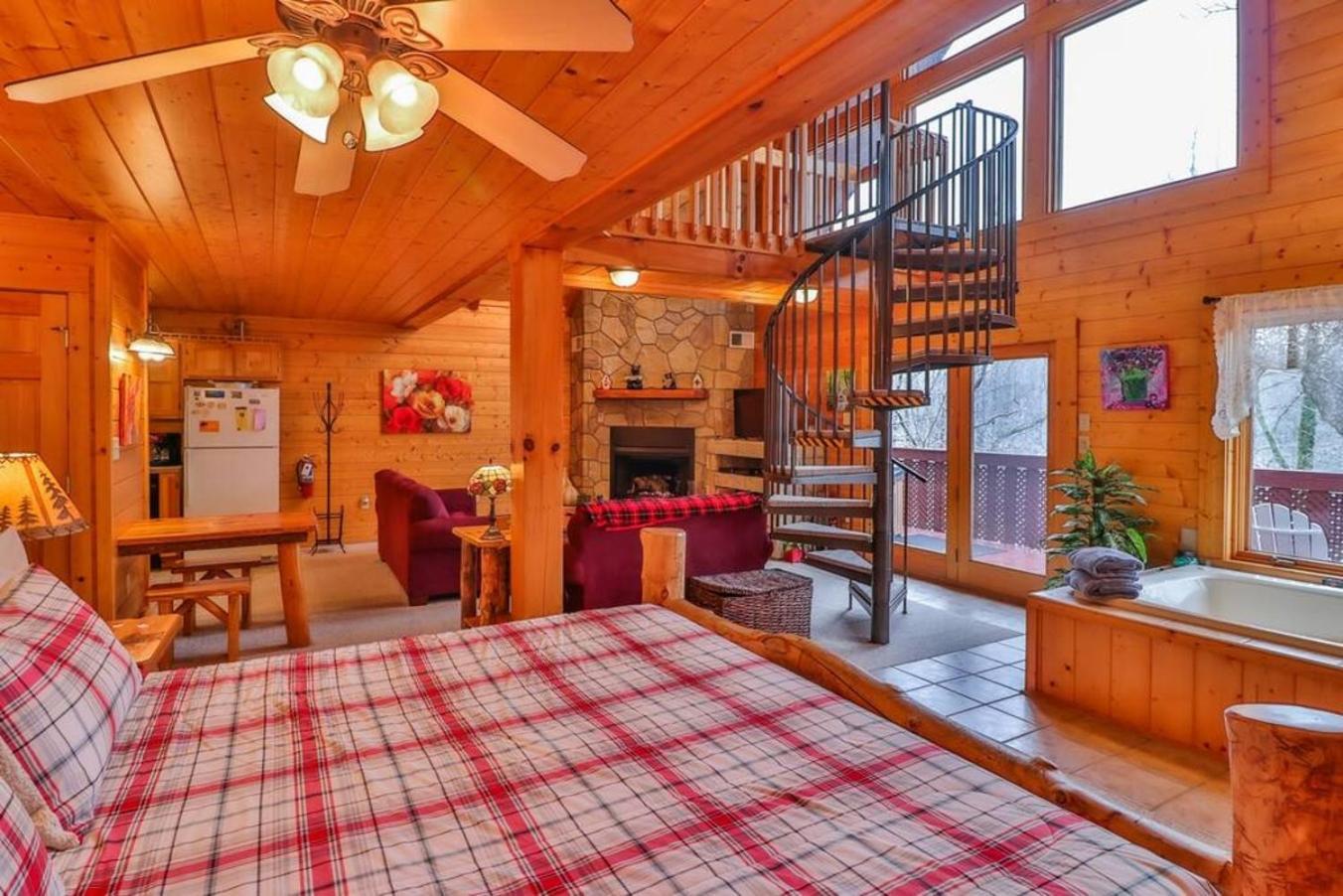 Romantic, Honeymoon Cabin In The Smokies! Гатлінбург Екстер'єр фото