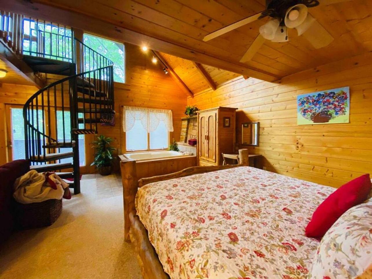 Romantic, Honeymoon Cabin In The Smokies! Гатлінбург Екстер'єр фото